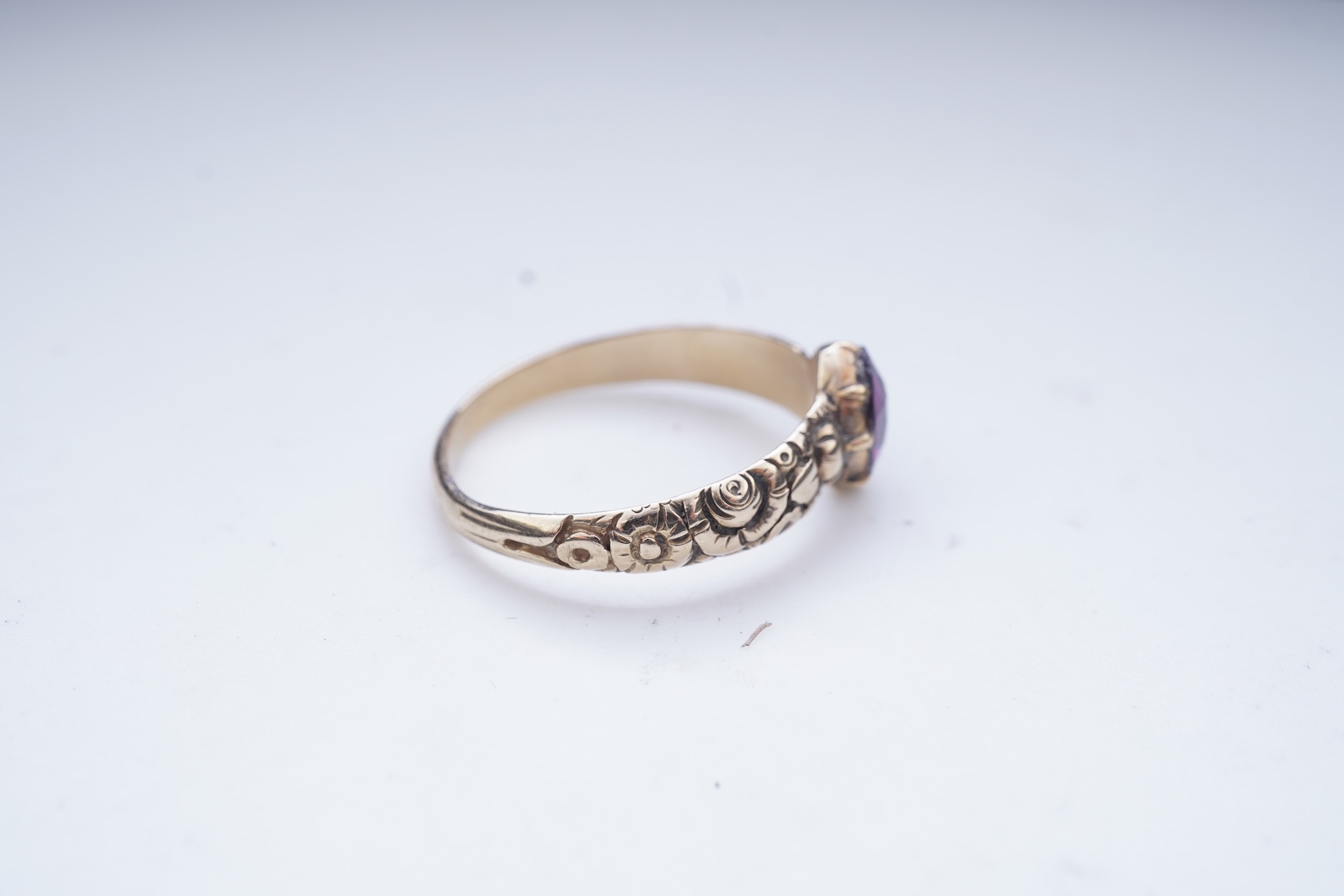 A garnet ring with carved floral gold band, 19th century